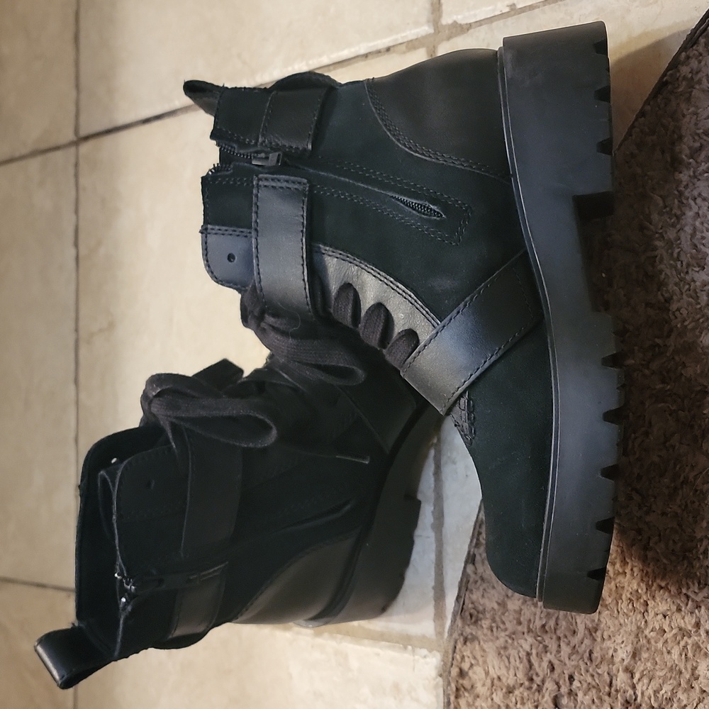Ugg Zorrah Boot - Picture 4 of 9